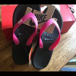 Nike women’s size 7 BNWT